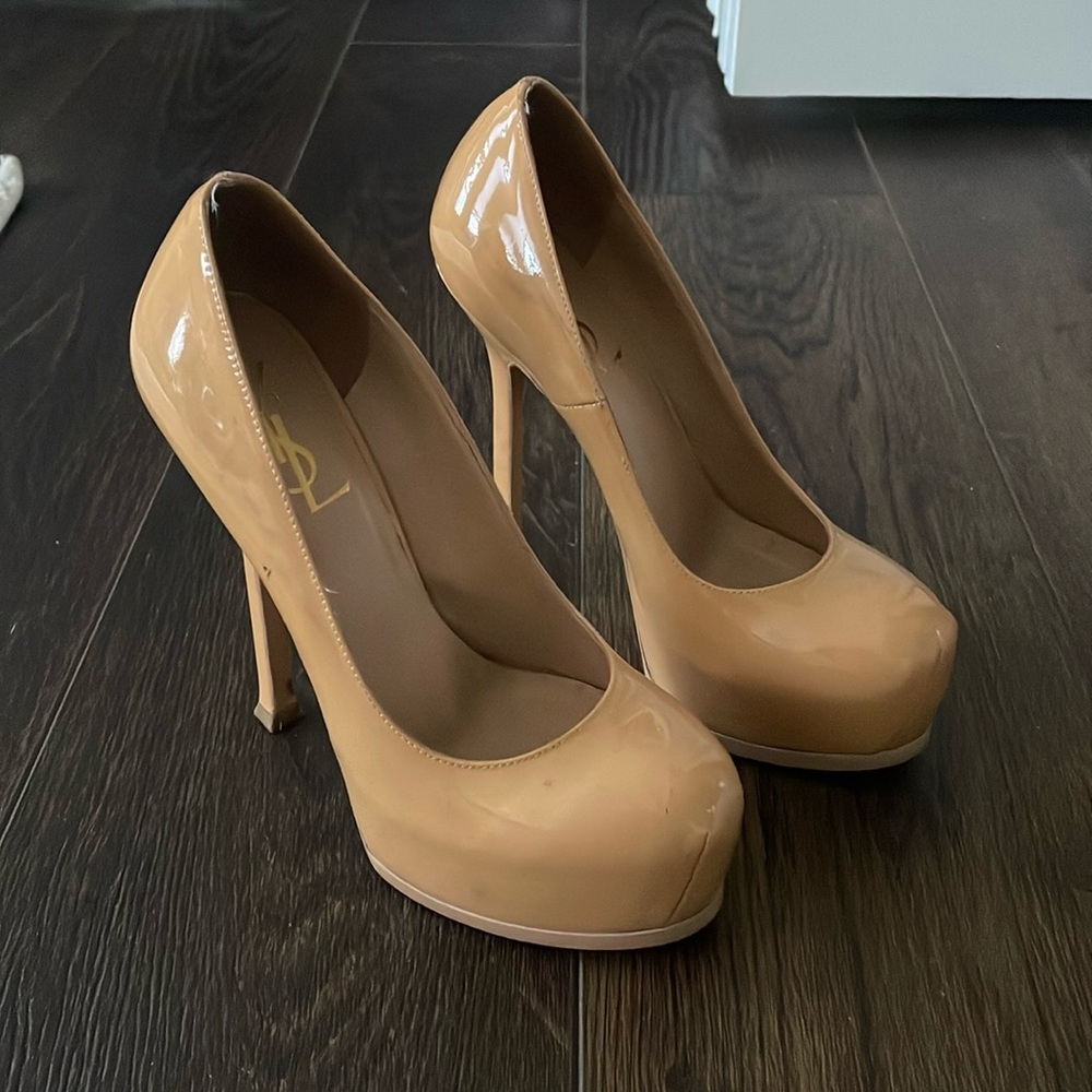 YSL Tribtoo 105 Nude Carne Patent Pumps
